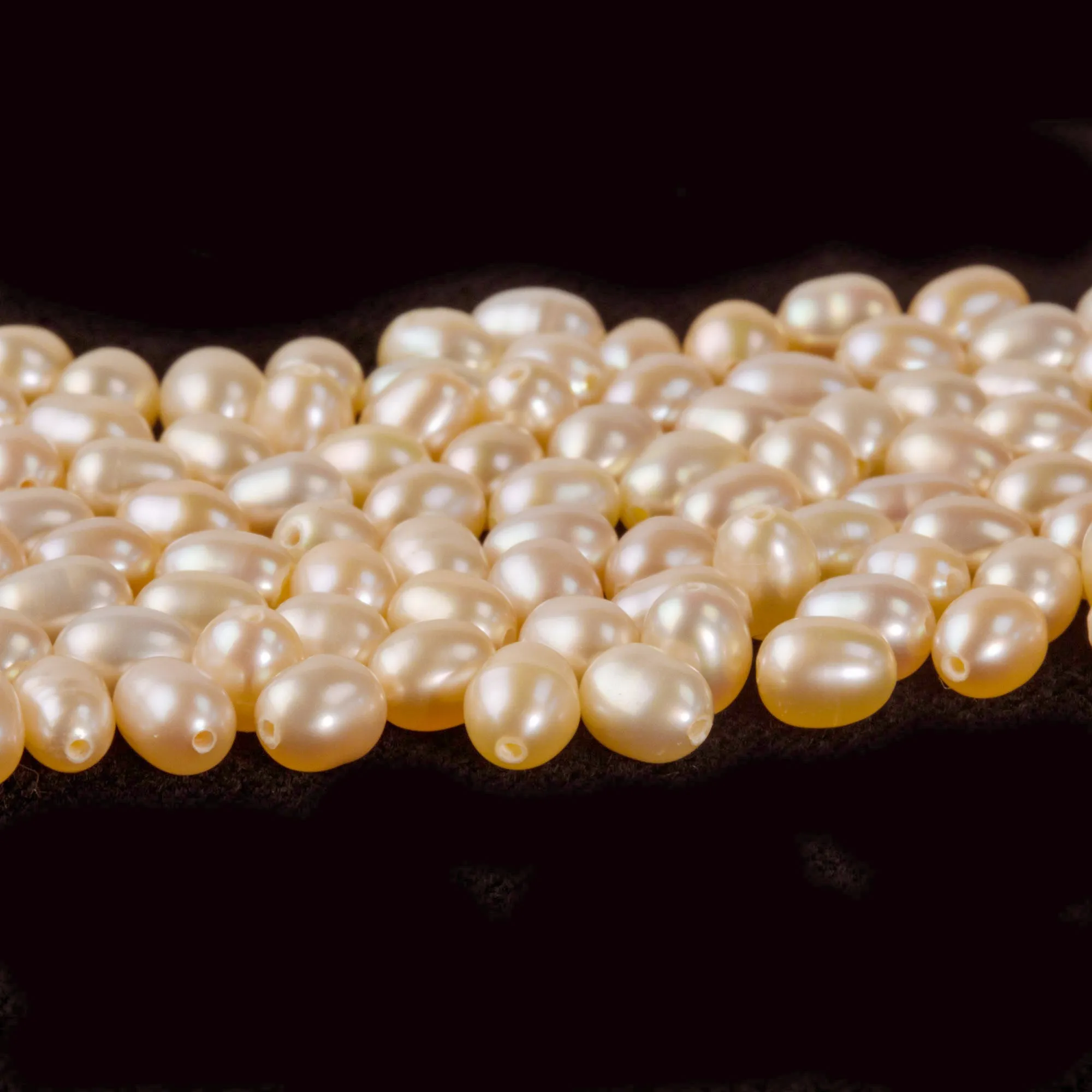 AA quality freshwater pearls, loose, ovals light apricot. 5.25x4mm. Pkg 35. 1990s. b15-prl137