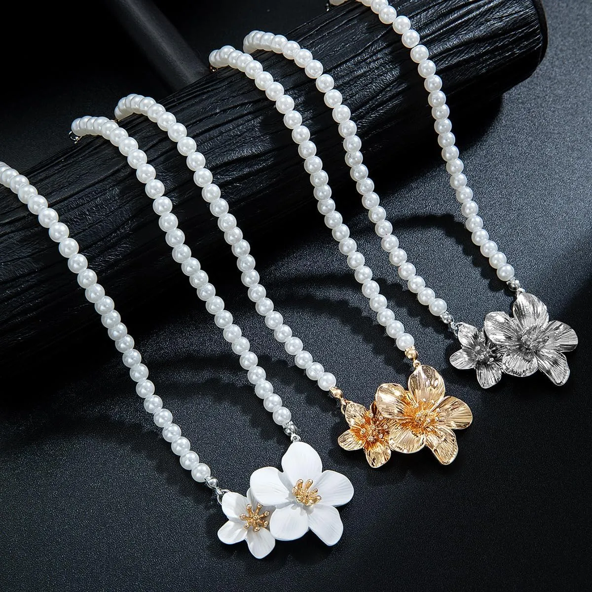 Dainty Elegant Flower Pendant Necklaces Handmade Adjustable Imitation Pearl Beaded Floral Choker Necklace Bohemia Summer Beach Statement Collar for Women Party Wedding Jewelry Gifts