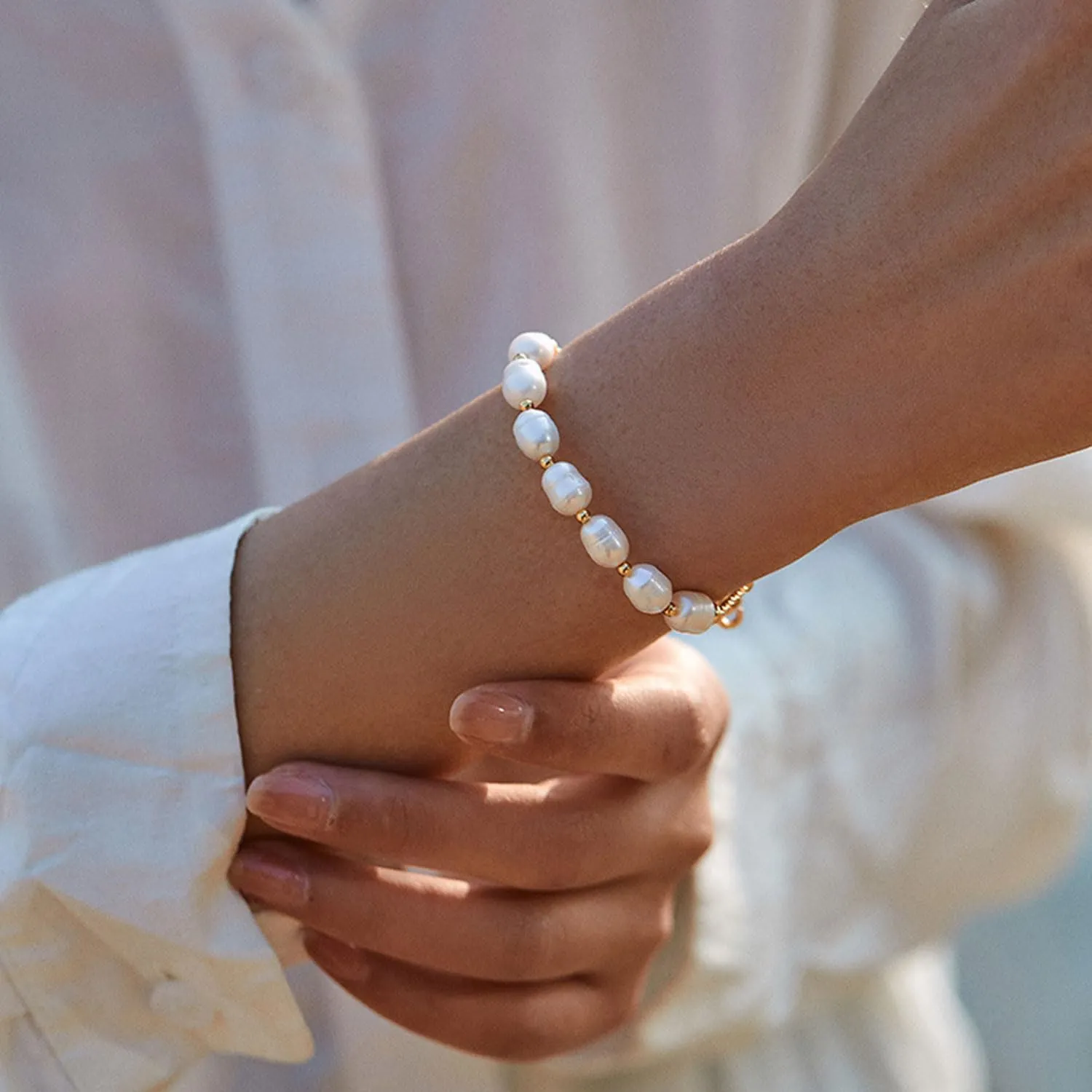Dainty Pearl Bracelet for Women, 18K Gold Layered Pearl Bracelet Small Pearl Bracelet Pearl Gold Bracelet Bridesmaid Jewelry Gifts