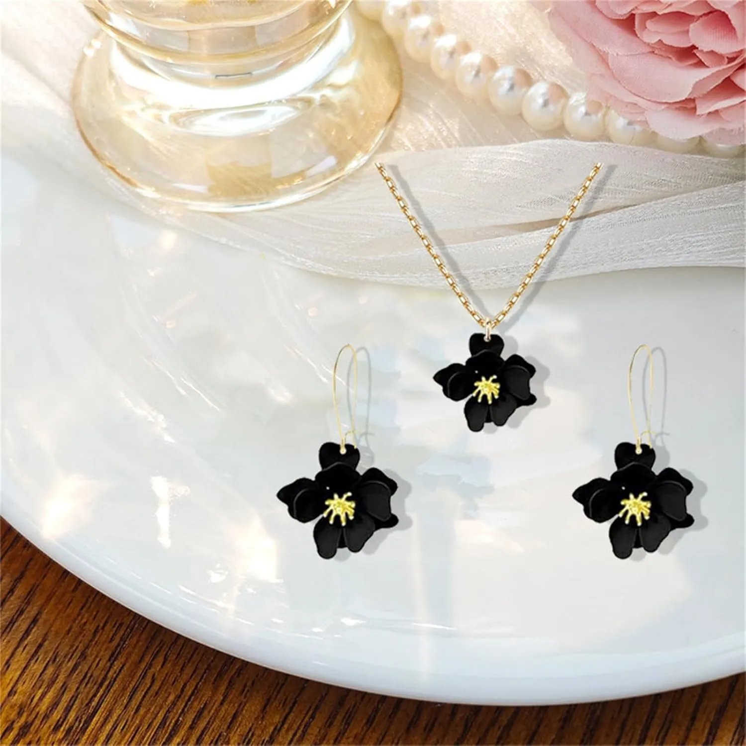 Dreuyet Charm Bohemian Daisy Flower Earring Necklaces Set for Women Elegant Matte Floral Long Petal Dangle Earrings Chic Layered Tiered Drop Earrings Seaside Holiday Jewelry