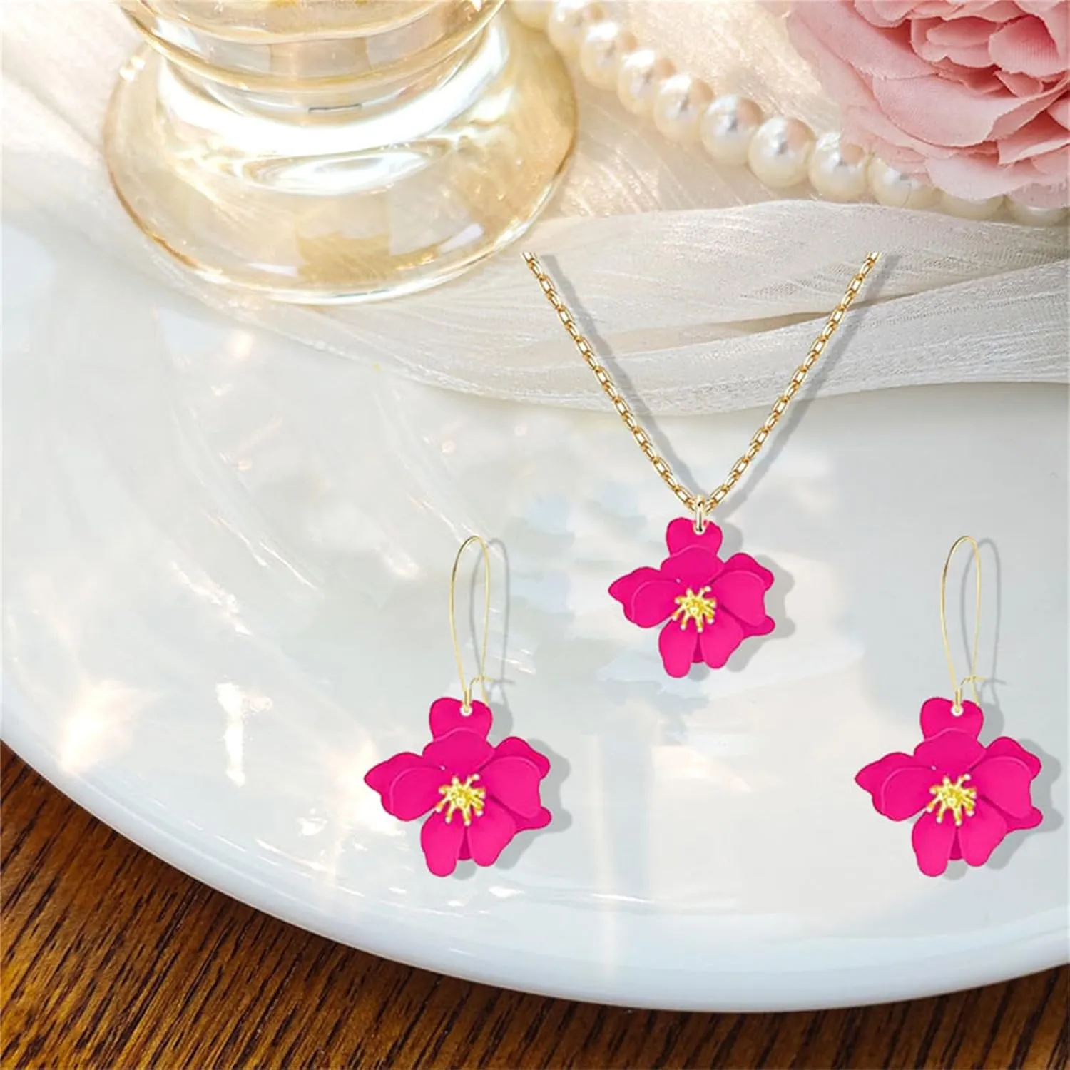 Dreuyet Charm Bohemian Daisy Flower Earring Necklaces Set for Women Elegant Matte Floral Long Petal Dangle Earrings Chic Layered Tiered Drop Earrings Seaside Holiday Jewelry