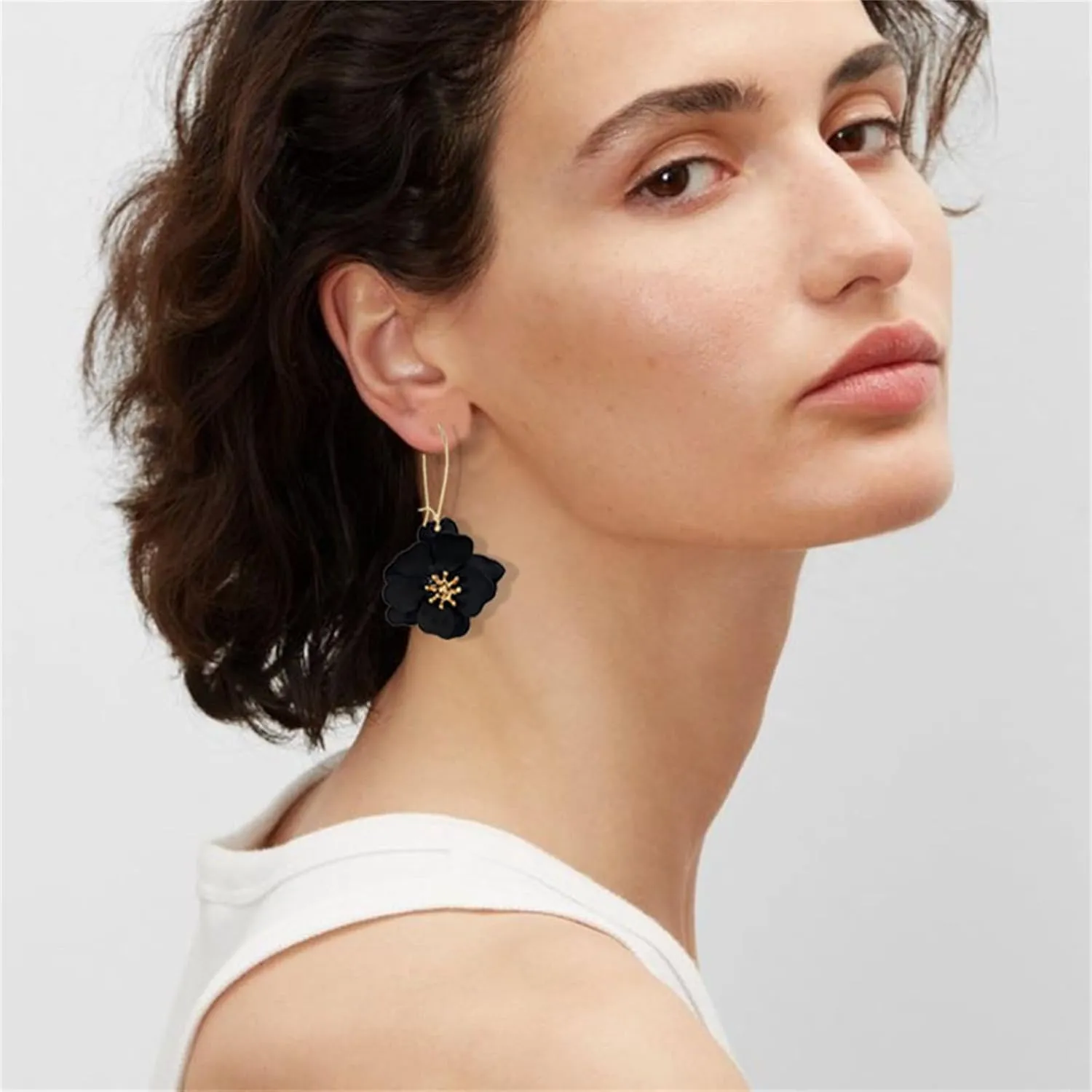 Dreuyet Charm Bohemian Daisy Flower Earring Necklaces Set for Women Elegant Matte Floral Long Petal Dangle Earrings Chic Layered Tiered Drop Earrings Seaside Holiday Jewelry