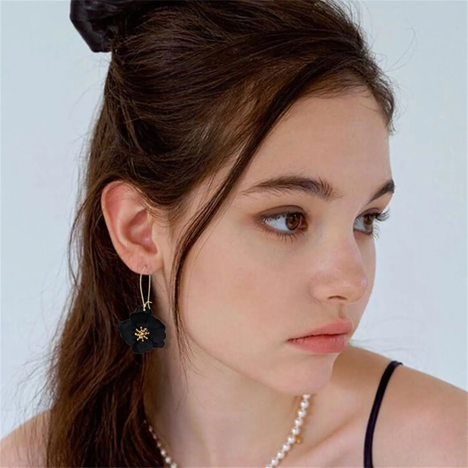 Dreuyet Charm Bohemian Daisy Flower Earring Necklaces Set for Women Elegant Matte Floral Long Petal Dangle Earrings Chic Layered Tiered Drop Earrings Seaside Holiday Jewelry
