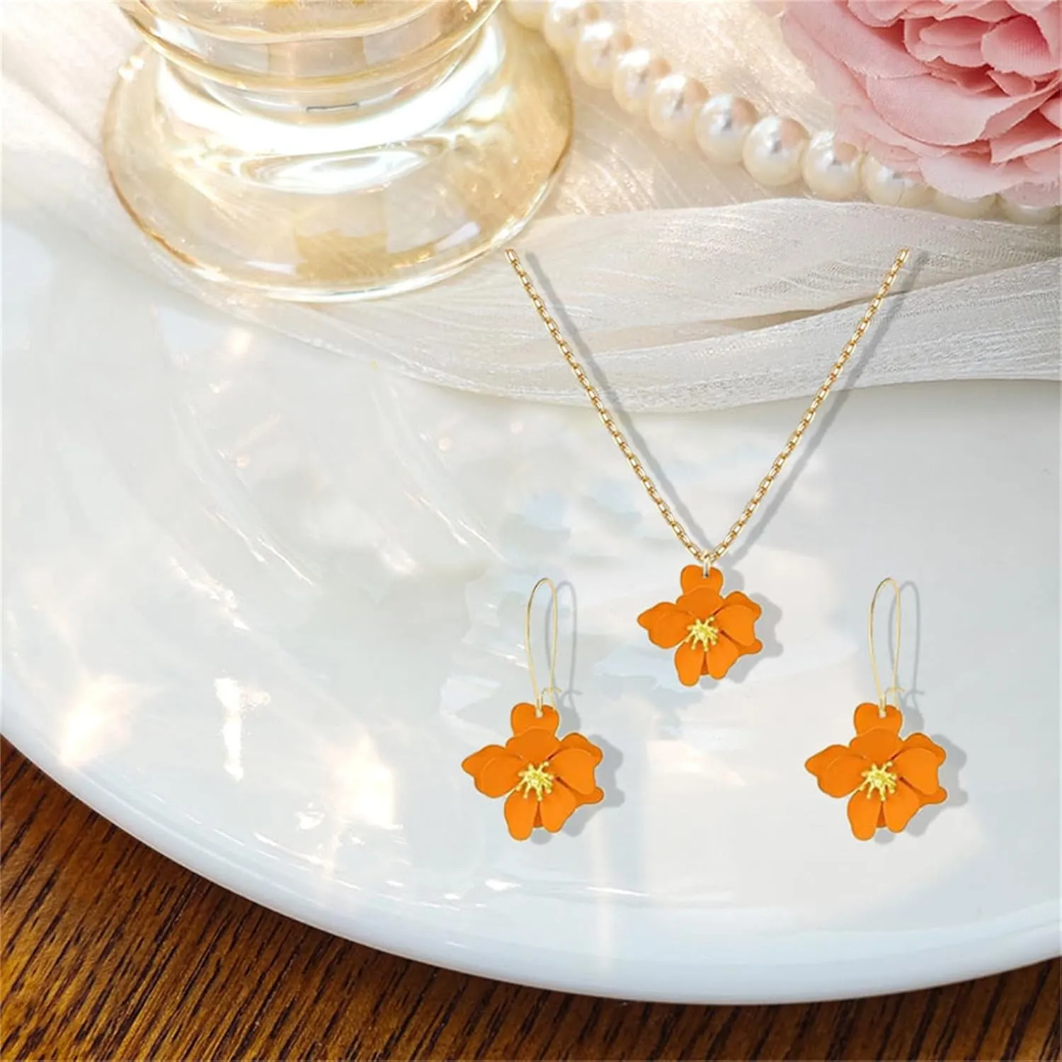 Dreuyet Charm Bohemian Daisy Flower Earring Necklaces Set for Women Elegant Matte Floral Long Petal Dangle Earrings Chic Layered Tiered Drop Earrings Seaside Holiday Jewelry